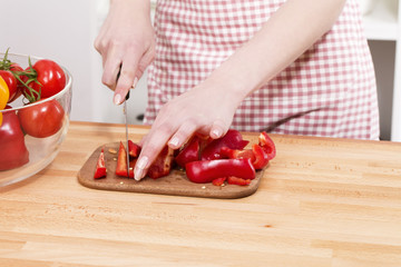 schneiden von roter paprika auf einem schneidebrett