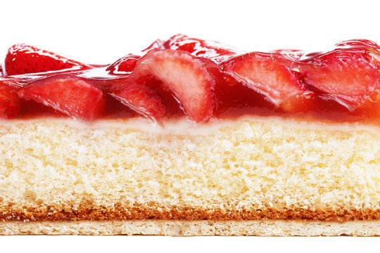 erdbeerkuchen von der seite auf weissem hintergrund