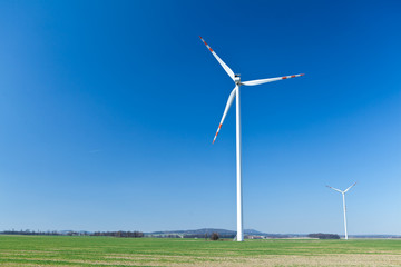 Fototapeta na wymiar Elektrownia wiatrowa, energia odnawialna alternatywa