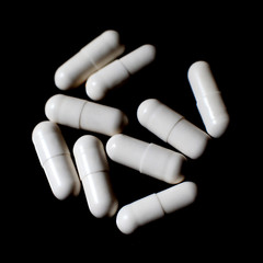 médicament gélules sur fond noir