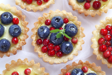 Cupcake with fruit © 7monarda