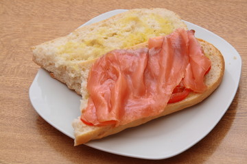bocadillo de salmon con tomate