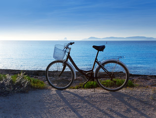 Fototapeta na wymiar Rower w Formentera plaży z Ibiza słońca