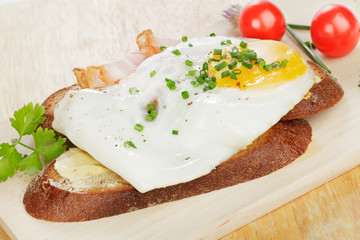 Spiegelei mit Bauchfleisch