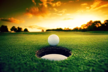 Foto auf Acrylglas Golf Golfball in der Nähe von Loch