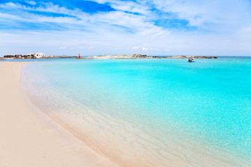 Fototapeta na wymiar Els Pujols Formentera turkusowy biały piasek plaży
