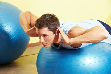 Mann trainiert auf Gymnastikball