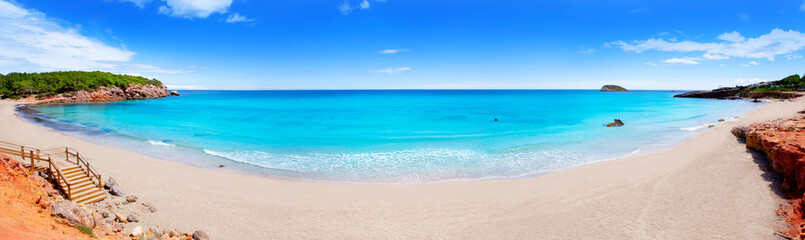 Fototapeta na wymiar Cala Nova plaża i malownicze wyspy Ibiza