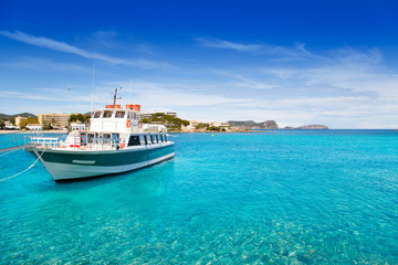 Fototapeta na wymiar Plaża Ibiza Patja des Canar z turkusową wodą