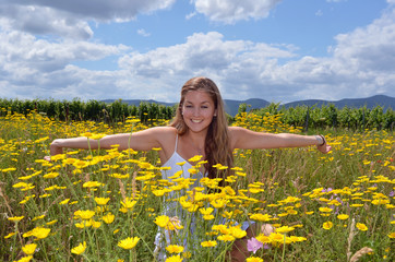 Sommer: Mädchen in Blumenwiese