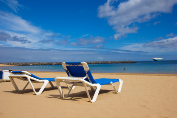 Fototapeta na wymiar dwa krzesła na plaży