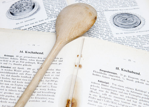 altes Kochbuch mit Kochlöffel