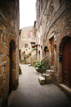 Fototapeta small backstreet in an italian village