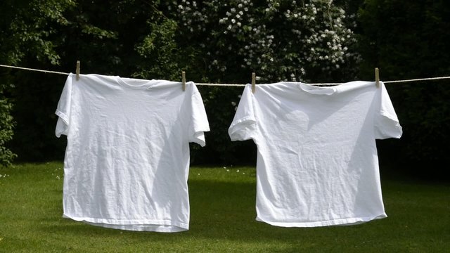 Zwei weisse Shirts