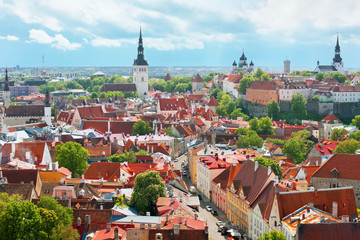 Fototapeta na wymiar Panoramiczny widok na Stare Miasto w Tallinie