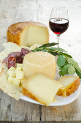 pecorino sardo,pane carasau e salsiccia