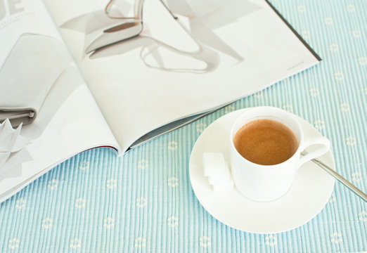 magazin and coffee cup