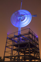 Windrad mit Gittermast bei Nacht