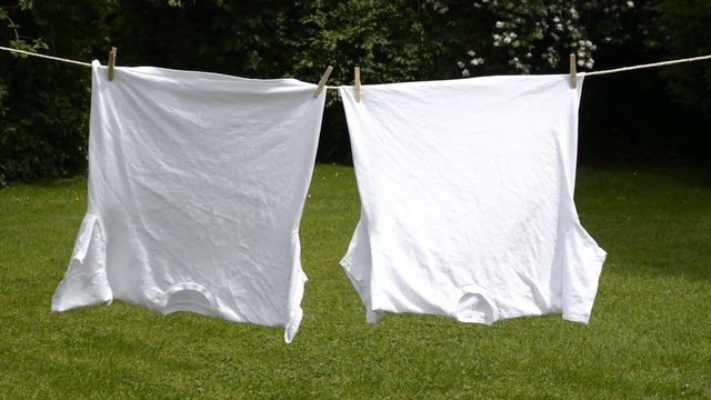 Wei&szlig;e Shirts im Wind