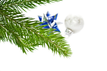 Tannenzweig und Weihnachtsdeko