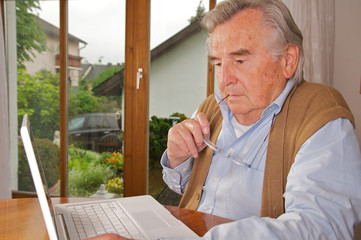 Senior vor dem Laptop