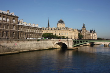 Fototapeta na wymiar Hôtel-Dieu et pont Notre-Dame vus du pont d'Arcole
