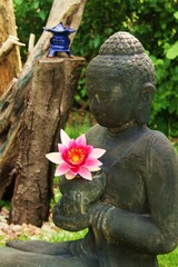 Buddha mit roter Lotusblüte
