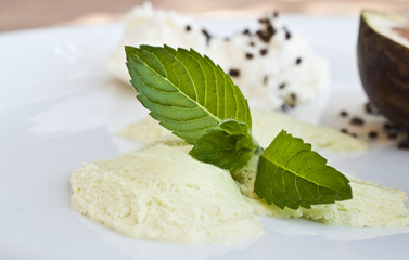 Minzdessert mit Feigen