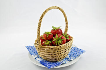 Fototapeta na wymiar Erdbeeren im Korb