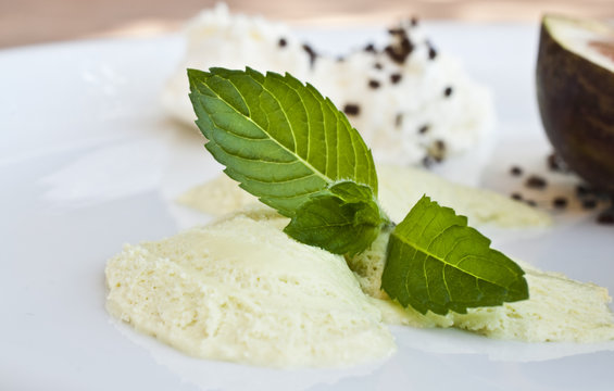 Minzdessert mit Feigen