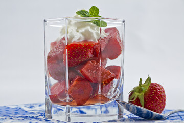 Erdbeeren mit sahne und rum