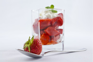 Erdbeeren mit sahne und rum