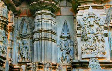 Fototapeta na wymiar Frieze i kolumny, Chennakesava-Temple, Belur, Indie
