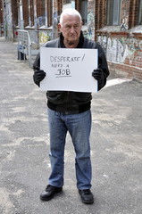 Alter Mann mit Schild sucht Arbeit
