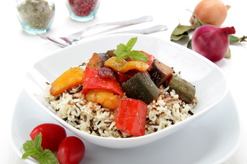 riso selvaggio con verdure in salsa di pomodoro