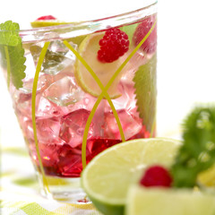 Sommercocktail rot mit Himbeeren