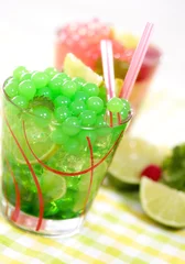  Cocktail met groene boba& 39 s erop © StefanieBaum