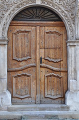 Fototapeta na wymiar Old wooden door to the townhouse