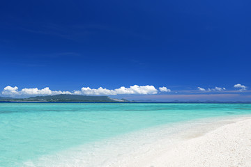 マリンブルーの美しい海と紺碧の空