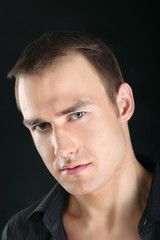 Naklejka premium A portrait of a man isolated on black background