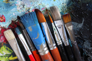 Fototapeta premium closeup of dirty brushes on palette