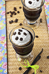 Blanco y negro, café frío con helado de nata.