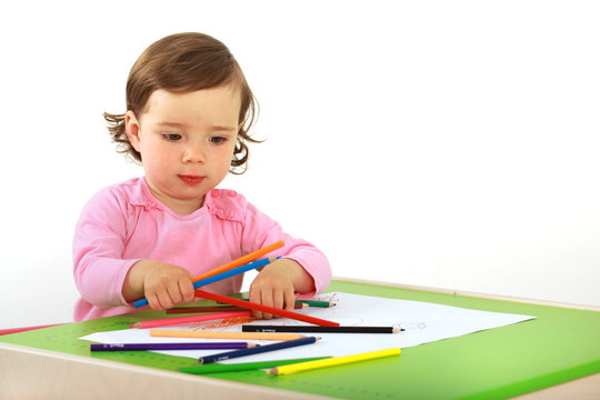 Ein Kleinkind malt ein Bild