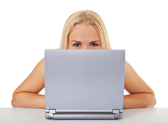 Attraktives Mädchen versteckt sich hinter Laptop