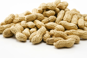 白背景に山盛りのピーナツ