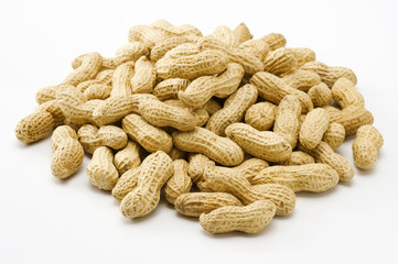 白背景に山盛りのピーナツ