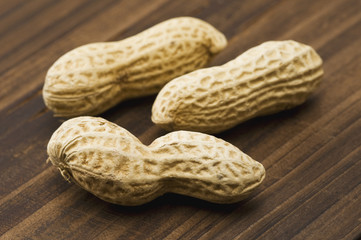 木板の上のピーナツ