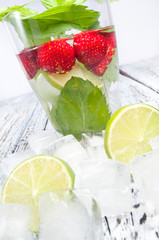 Cocktail mit Erdbeeren und Minze