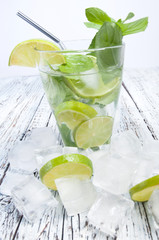 Cocktail mit Limetten