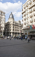 Fototapeta na wymiar Budowanie w Gran Via.Madrid, Hiszpania.